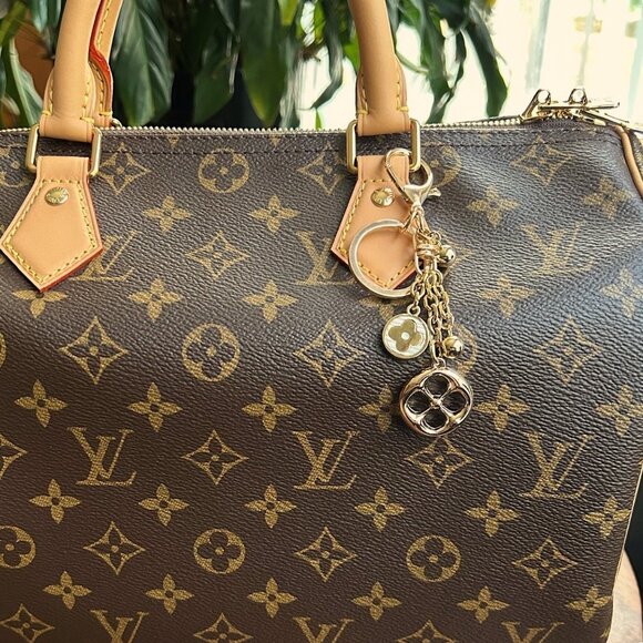 GOLD CLOVER Bag Charm White and Gold Tone ☸ - Picture 5 of 8